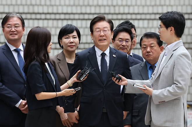 이재명 더불어민주당 대표가 20일 오전 서울 서초구 서울중앙지법에서 열린 공직선거법 위반 관련 결심 공판에 출석하며 취재진 질문에 답변하고 있다./뉴스1