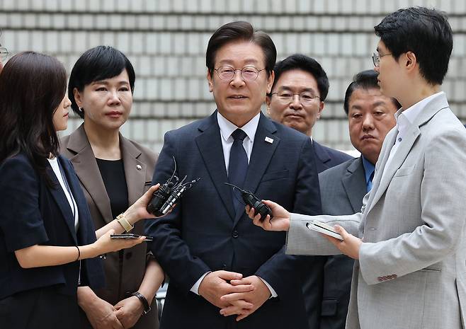 이재명 더불어민주당 대표가 20일 오전 서울 서초구 서울중앙지법에서 열린 공직선거법 위반 관련 결심 공판에 출석하며 취재진 질문에 답변하고 있다. /뉴스1