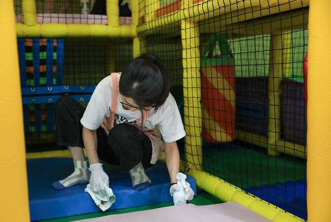 윤석열 대통령 부인 김건희 여사가 추석 연휴인 15일 서울 은평구 장애아동거주시설인 다움장애아동지원센터를 방문해 놀이 기구를 청소하고 있다. ⓒ대통령실