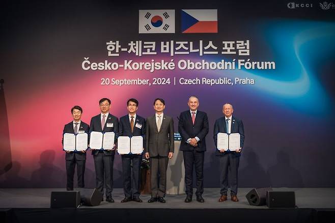 (왼쪽부터) 한국자동차연구원 나승식 원장, 한국산업기술평가원 전윤종 원장, 현대차 전략기획실 김동욱 부사장, 산업통상자원부 안덕근 장관, 체코 산업통상부 요제프 시켈라 장관, 체코 오스트라바 공대 바츨라프 스나셀 총장이 20일(현지시간) ‘미래 모빌리티 기술 협업’ MOU를 체결한 후 기념사진을 촬영하고 있다. ⓒ