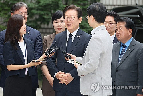 '김문기·백현동 의혹' 관련 허위 발언 혐의로 기소된 이재명 더불어민주당 대표가 20일 서울 서초구 서울중앙지법에서 열리는 공직선거법 위반 1심 결심 공판에 출석하며 취재진 질문에 답하고 있다.   [연합뉴스]