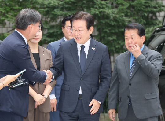 '김문기·백현동 의혹' 관련 허위 발언 혐의로 기소된 더불어민주당 이재명 대표가 20일 서울 서초구 서울중앙지법에서 열리는 공직선거법 위반 1심 결심 공판에 출석하기 위해 법원 청사에 도착, 박찬대 원내대표와 김병주·전현희 최고위원 등 의원들과 인사를 나누고 있다.연합뉴스