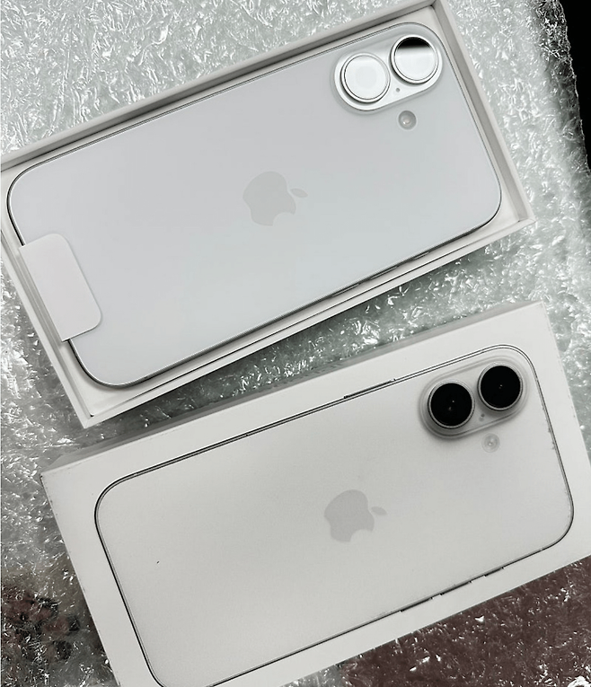 image.png 아이폰 16 시리즈 실물 샷.JPG