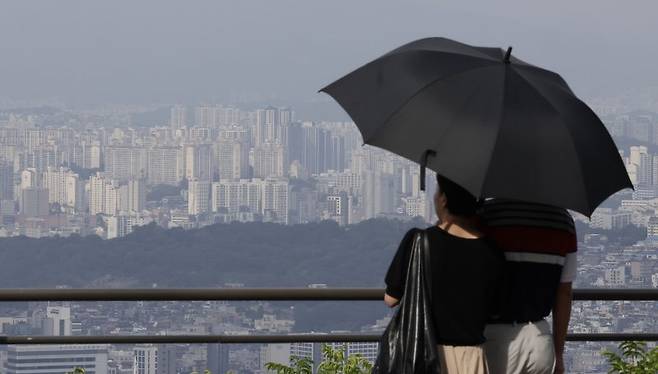 19일 서울 남산공원에서 바라본 서울 시내 아파트 단지 모습. 사진=뉴시스