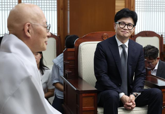 한동훈 국민의힘 대표가 19일 서울 조계사에서 총무원장 진우스님과 만나고 있다. 연합뉴스