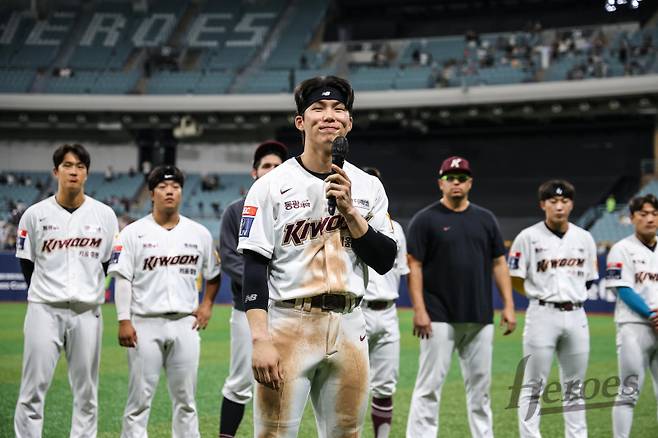 지난 17일 고척돔에서 홈팬들을 향해 인사를 하고 있는 김혜성. 사진=키움 히어로즈 