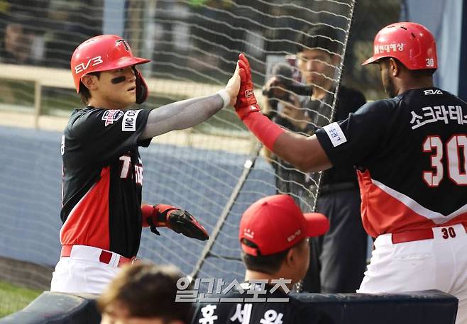 2024 KBO리그 프로야구 두산베어스와 KIA타이거즈의 경기가 19일 오후 서울 잠실야구장에서 열렸다. 1회초 무사 2,3루 3루 주자 김도영이 김선빈의 내야땅볼 때 홈인해 소크라테스의 축하를 받고 있다. 135득점으로 KBO리그 시즌 최다 득점 타이기록. 잠실=김민규 기자 mgkim1@edaily.co.kr /2024.09.19/