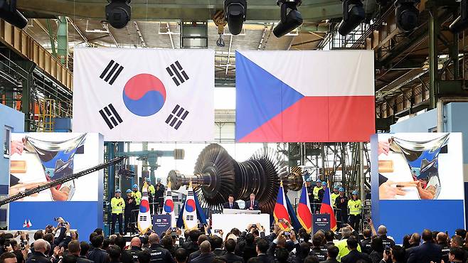 윤석열 대통령, 피알라 체코 총리와 터빈 블레이드에 서명 [사진 제공 : 연합뉴스]