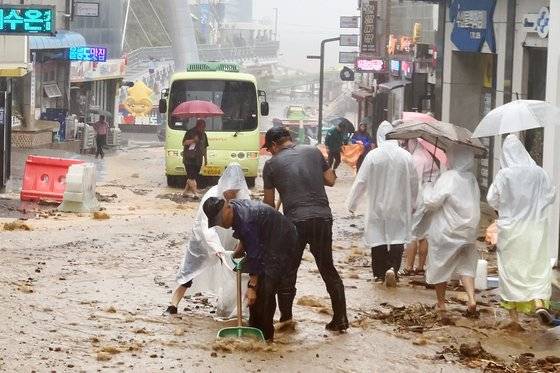 지난 11~12일 경북 울릉도에 300㎜가 넘는 비가 내리면서 주요 도로에 빗물과 함께 토사가 흘러내린 모습.   울릉군 제공
