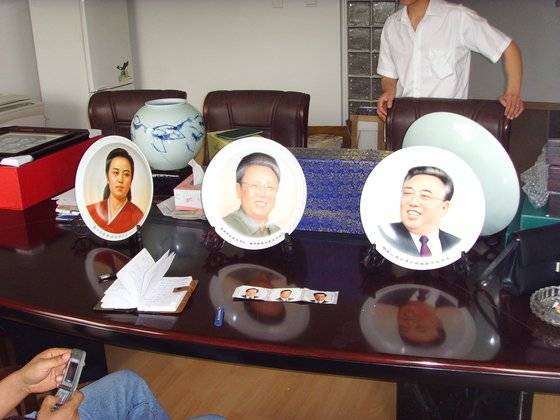 평양백화점 사업의 원활한 추진을 위해 중국 측에서 북한에 선물하기 위해 특별 제작한 수제 도자기 모습. 왼쪽부터 김정숙(김정일의 생모), 김정일, 김일성의 얼굴이 담겼다. 한 개에 2000만원 상당이라고 한다. 사진 정규필 제공