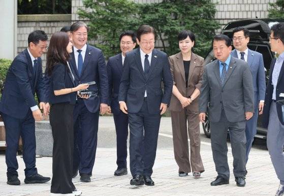 '김문기·백현동 의혹' 관련 허위 발언 혐의로 기소된 더불어민주당 이재명 대표가 20일 서울 서초구 서울중앙지법에서 열리는 공직선거법 위반 1심 결심 공판에 출석하기 위해 법원 청사에 도착, 박찬대 원내대표와 김병주·전현희 최고위원 등 의원들과 인사를 나누며 이동하고 있다. 연합뉴스