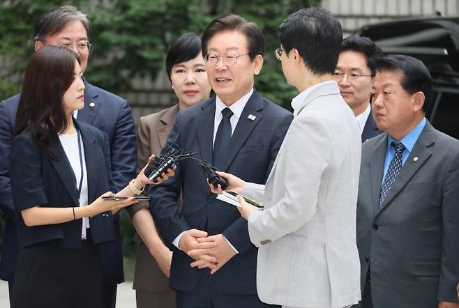 ▲ 더불어민주당 이재명 대표가 20일 서울 서초구 서울중앙지법에서 열리는 공직선거법 위반 1심 결심 공판에 출석하며 취재진 질문에 답하고 있다. [연합뉴스]