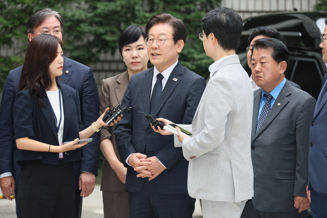 공직선거법 위반 혐의로 기소된 이재명 더불어민주당 대표가 20일 서울 서초구 서울중앙지방법원에서 열리는 1심 결심공판에 출석하기 전 취재진 질문에 답하고 있다. 연합뉴스