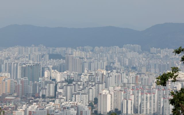 지난 19일 서울 남산에서 바라본 아파트 단지. 연합뉴스