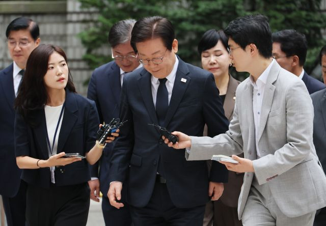 '김문기·백현동 의혹' 관련 허위 발언 혐의로 기소된 더불어민주당 이재명 대표가 20일 서울 서초구 서울중앙지법에서 열리는 공직선거법 위반 1심 결심 공판에 출석하며 취재진 질문에 답하고 있다. 연합뉴스