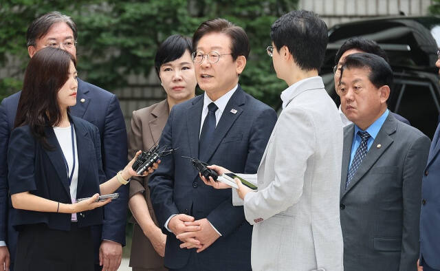 더불어민주당 이재명 대표가 20일 서울 서초구 서울중앙지법에서 열리는 공직선거법 위반 1심 결심 공판에 출석하기 위해 법원 청사에 도착해 취재진의 질문에 답하고 있다. 연합뉴스