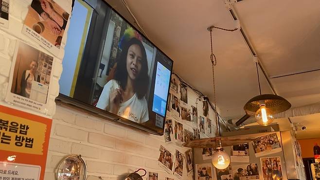 그남자의볶음밥 매장에서 디지털 사이니지를 통해 이벤트 영상이 송출되고 있다. <부자비즈>