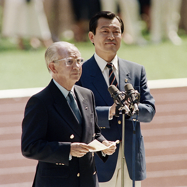 후안 안토니오 사마란치(왼쪽) 제7대 IOC 위원장이 1988 서울올림픽 개막식에서 연설하고 있다. 오른쪽은 박세직 조직위원장. 박 위원장은 2009년, 사마란치 위원장은 2010년 세상을 떠났다. 사진=AFP=연합뉴스 제공