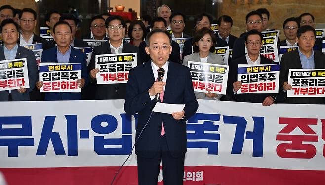 추경호 국민의힘 원내대표가 19일 오후 서울 여의도 국회 로텐더홀에서 '김건희 여사 특검법' 등을 강행 처리하려는 야당을 규탄하는 발언을 하고 있다. 이상섭 기자