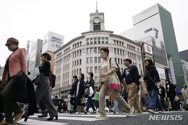 [도쿄=AP/뉴시스]일본의 8월 소비자물가지수(CPI, 2020년=100)가 전년 같은 기간 대비 2.8% 상승했다.  사진은 2023년 3월 도쿄 긴자 쇼핑가 일대 모습.2024.09.20.