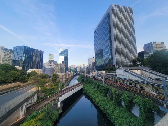 ▲일본 애니메이션 <스즈메의 문단속>에 배경으로 등장하는 도쿄 오차노미즈 역 풍경. 세 대의 기차가 한꺼번에 교차하는 광경을 볼 수 있다. 이를 담으려는 애니 팬들의 사진기 셔터 소리도 분주하다. ⓒ박세열