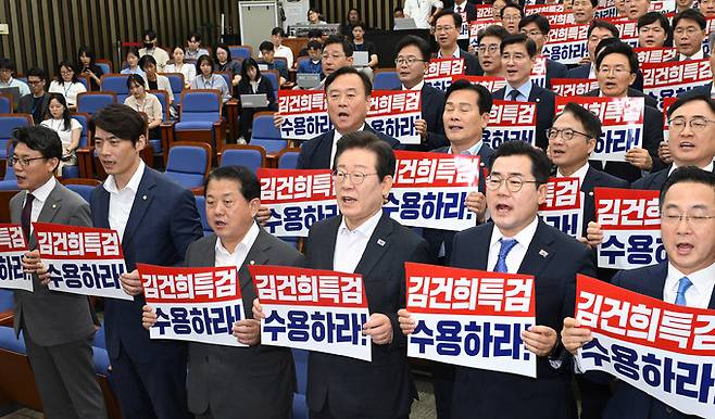 이재명 대표를 비롯한 더불어민주당 의원들이 19일 국회 본회의를 앞두고 열린 의원총회에서 여당의 김건희 여사 특검법 수용을 촉구하는 피켓을 들고 구호를 외치고 있다. 앞줄 왼쪽부터 진성준 정책위의장, 한준호·김병주 최고위원, 이 대표, 박찬대 원내대표, 박성준 원내수석부대표. 이재문 기자