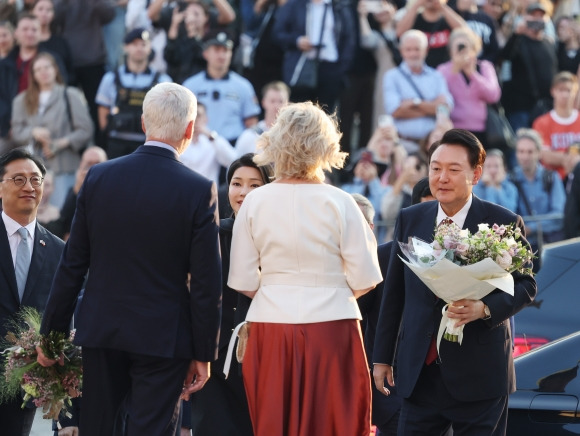 한-체코 정상, 상대국 배우자에 꽃다발 전달 - 체코를 공식 방문한 윤석열 대통령과 페트르 파벨 체코 대통령이 19일(현지시간) 프라하성에서 열린 공식 환영식에 입장하며 각각 상대국 배우자인 에바 파벨 여사, 김건희 여사에게 꽃다발을 전달하고 있다. 2024.9.19 프라하 뉴시스