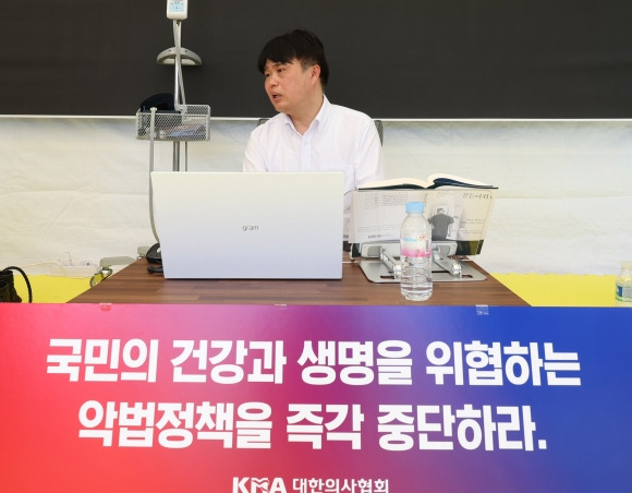 진료지원(PA) 간호사의 의료 행위를 법으로 보호하는 것을 골자로 한 간호법 제정안이 국회를 통과한 28일 오후 서울 용산구 대한의사협회에서 3일째 단식을 이어가는 임현택 의협 회장이 의대생 학부모와 대화를 나누고 있다. 2024.8.28 연합뉴스