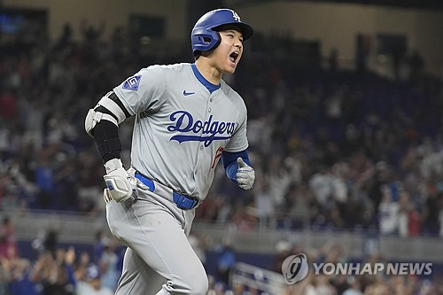 오타니 쇼헤이가 20일 미국 플로리다주 마이애미 론디포 파크에서 열린 LA 다저스의 마이애미 말린스 MLB 원정 경기에서 50홈런-50도루 클럽을 MLB 사상 최초로 달성했다. 이날 경기에 앞서 오타니는 48홈런과 49도루를 기록하고 있던 오타니는 1~2회 연속 도루를 성공하면서 시즌 50도루를 넘어 51도루까지 일궈냈다. 이후 6회와 7회 연속으로 2점 홈런을 때리면서 50홈런을 찍었다. 연합뉴스