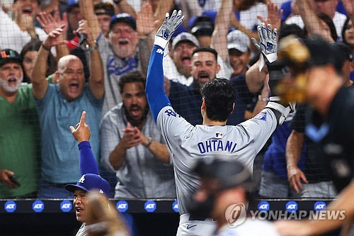 오타니 쇼헤이가 20일 미국 플로리다주 마이애미 론디포 파크에서 열린 LA 다저스의 마이애미 말린스 MLB 원정 경기에서 50홈런-50도루 클럽을 MLB 사상 최초로 달성했다. 이날 경기에 앞서 오타니는 48홈런과 49도루를 기록하고 있던 오타니는 1~2회 연속 도루를 성공하면서 시즌 50도루를 넘어 51도루까지 일궈냈다. 이후 6회와 7회 연속으로 2점 홈런을 때리면서 50홈런을 찍었다. 연합뉴스