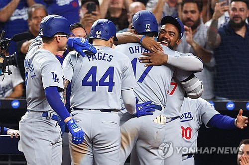 오타니 쇼헤이가 20일 미국 플로리다주 마이애미 론디포 파크에서 열린 LA 다저스의 마이애미 말린스 MLB 원정 경기에서 50홈런-50도루 클럽을 MLB 사상 최초로 달성했다. 이날 경기에 앞서 오타니는 48홈런과 49도루를 기록하고 있던 오타니는 1~2회 연속 도루를 성공하면서 시즌 50도루를 넘어 51도루까지 일궈냈다. 이후 6회와 7회 연속으로 2점 홈런을 때리면서 50홈런을 찍었다. 연합뉴스