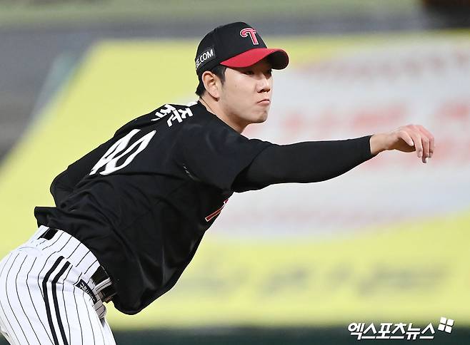 LG 트윈스 투수 이종준은 19일 사직구장에서 열린 '2024 신한 SOL Bank KBO 리그' 롯데와 팀 간 마지막 맞대결에서 구원 등판했다. 1이닝 무실점으로 호투. 생애 첫 홀드를 기록해 잊지 못할 하루를 보냈다. 엑스포츠뉴스 DB