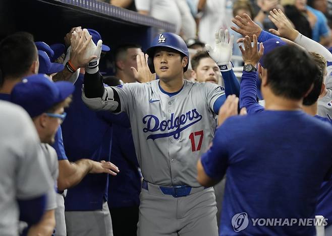 동료들에게 축하받는 오타니 [AFP=연합뉴스]