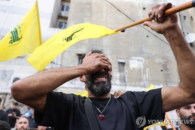 삐삐 폭발 사고에 슬퍼하는 레바논 남성 (베이루트 AFP=연합뉴스) 18일(현지시간) 한 남성이 베이루트에서 열린 삐삐 폭발 사망자 장례식에 참석해 슬퍼하고 있다. 2024.09.20