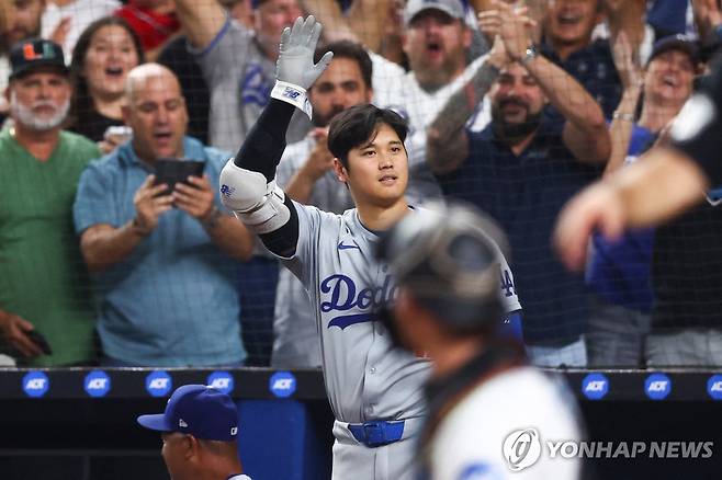 팬들에게 감사 인사 전하는 오타니 [AFP=연합뉴스]