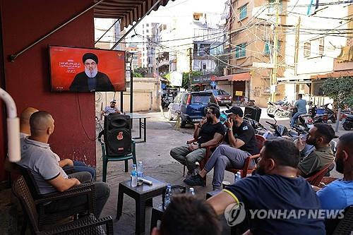 헤즈볼라 수장 하산 나스랄라 연설 지켜보는 레바논 주민들 [AFP=연합뉴스. 재판매 및 DB 금지]