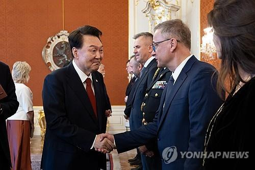 체코측 수행원들과 인사하는 윤석열 대통령     (프라하=연합뉴스) 진성철 기자 = 윤석열 대통령이 19일(현지시간) 체코 프라하성에서 열린 공식환영식에서 체코측 수행원들과 인사하고 있다.   2024.9.20  [공동취재]
    zjin@yna.co.kr
(끝)