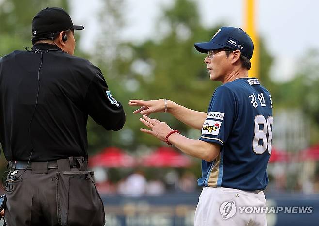 주심과 대화하는 강인권 감독 (광주=연합뉴스) 조남수 기자 = 24일 광주기아챔피언스필드에서 열린 프로야구 NC 다이노스와 KIA 타이거즈의 경기. NC 강인권 감독이 1회초 공격을 마치고 주심과 대화하고 있다. 2024.7.24 iso64@yna.co.kr