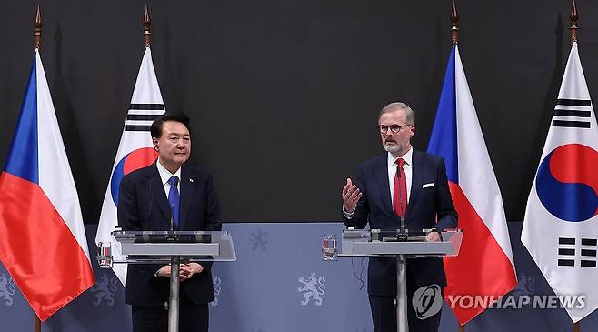 윤석열 대통령, 피알라 총리와 한·체코 공동언론발표 (프라하=연합뉴스) 진성철 기자 = 윤석열 대통령이 20일(현지시간) 프라하 체코 정부청사에서 페트르 피알라 체코 총리와 한·체코 공동언론발표를 하고 있다. 2024.9.20 zjin@yna.co.kr