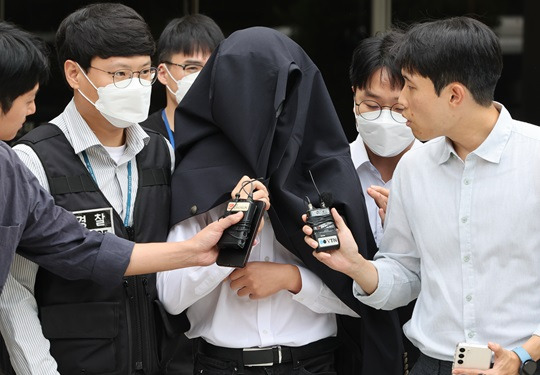 어제(20일) 서울중앙지법에서 열린 구속 전 피의자 심문(영장실질심사)을 마친 뒤 법정을 나서는 정 모씨. (사진출처:뉴시스)