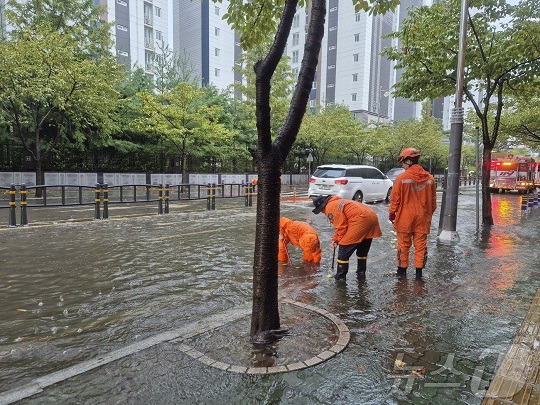 21일 경남 양산시 물금읍 증산리 일대 도로가 침수된 가운데 소방대원들이 배수 작업을 실시하고 있다. 사진=경남소방본부/뉴스1