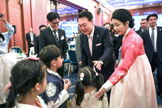 윤석열 대통령과 부인 김건희 여사가 현지시간 20일 프라하 시내 한 호텔에서 열린 체코 동포 만찬 간담회를 마친 뒤 어린이들과 인사를 나누는 모습. 사진=뉴시스