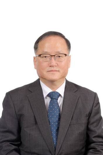 이지템 윤영로 기술고문(연세대학교 명예교수), 공저 책임연구원 한지호 박사. (사진=이지템)