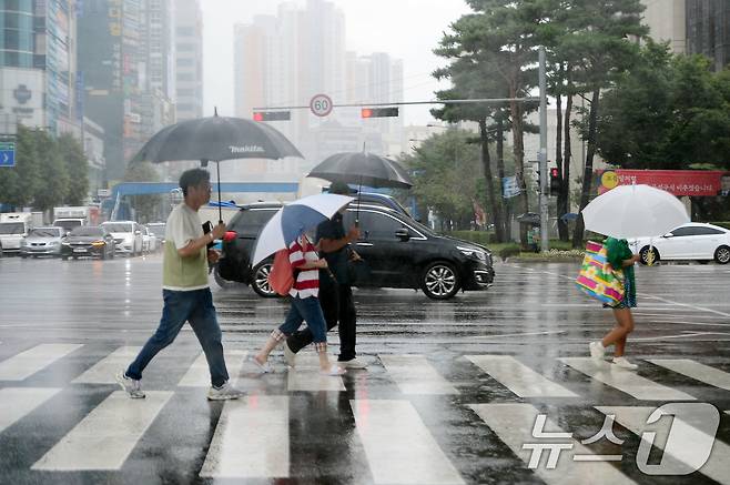 가을비가 내리고 있는 20일 광주 도심에서 시민들이 우산을 쓴 채 길을 건너고 있다. 2024.9.20/뉴스1 ⓒ News1 이승현 기자