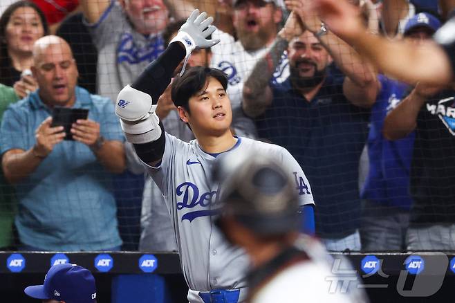 LA 다저스의 오타니 쇼헤이가 19일 (현지시간) 플로리다주 마이애미 론디포 파크에서 열린 MLB 마이애미 말린스와 경기서 MLB 최초로 한 시즌 50홈런-50도루 대기록을 세운 뒤 손을 흔들고 있다. 2024.09.21 ⓒ AFP=뉴스1 ⓒ News1 우동명 기자