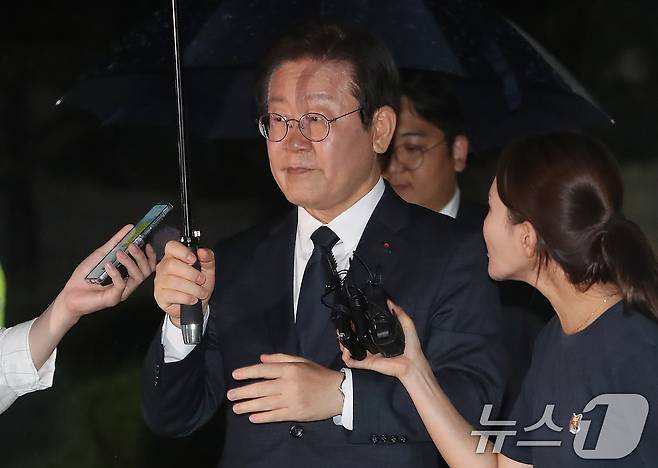 이재명 더불어민주당 대표가 20일 서울 서초구 서울중앙지법에서 열린 공직선거법 위반 관련 결심 공판을 마친 뒤 법원을 나서고 있다. 검찰은 이날 이 대표에게 징역 2년을 구형했다. 2024.9.20/뉴스1 ⓒ News1 박세연 기자