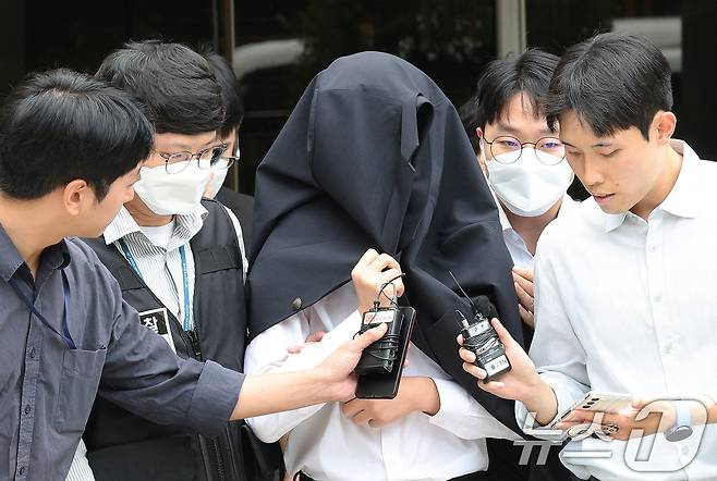 의료계 집단행동에 동참하지 않은 의사·의대생의 신상 정보가 담긴 블랙리스트 '감사한 의사'를 유포한 사직 전공의 정 모씨가 20일 서울 서초구 서울중앙지법에서 열린 구속 전 피의자 심문(영장실질심사)을 마친 뒤 경찰과 함께 이동하고 있다. 2024.9.20/뉴스1 ⓒ News1 장수영 기자