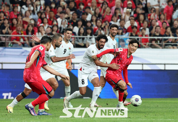 5일 서울 마포구 서울월드컵경기장에서 열린 2026 FIFA 북중미 월드컵 아시아 지역 3차 예선 B조 1차전 대한민국과 팔레스타인의 경기, 황인범이 수비를 하고 있다. 사진┃뉴시스