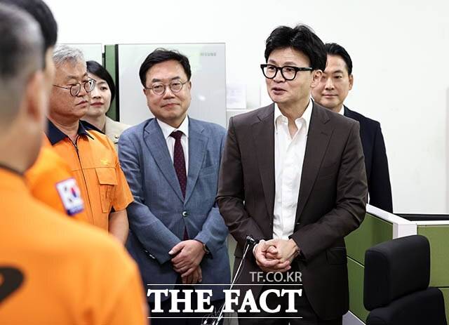 한동훈 국민의힘 대표가 추석을 하루 앞둔 16일 오후 서울 종로소방서를 찾아 대원들을 격려하고 있다. /뉴시스