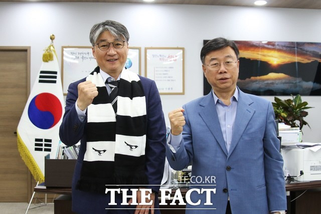 성남FC 새 사령탑 전경준 감독(왼쪽)이 13일 신상진 구단주(성남시장)와 만나 재도약을 다짐하고 있다./성남FC